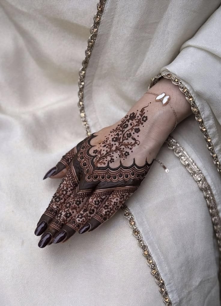 Mehndi design planned by Arabain